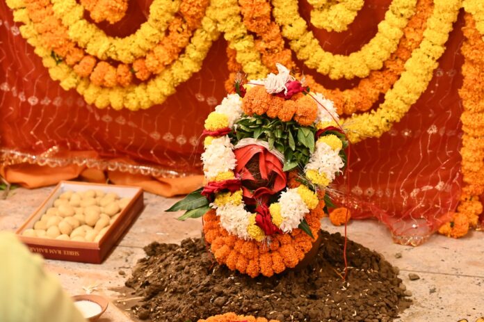 काशी विश्वनाथ धाम में शक्ति की आराधना के साथ कलश स्थापित
