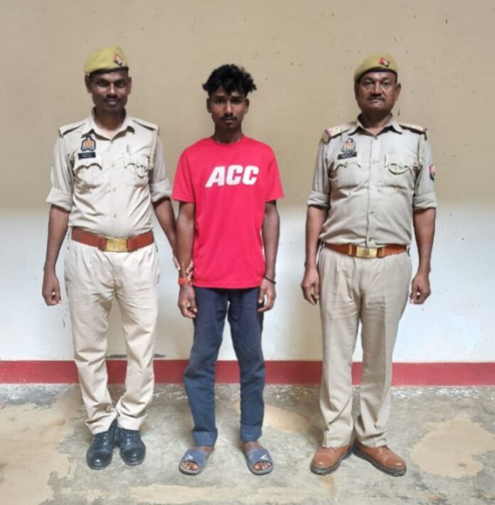 आरोपित को न्यायालय ले जाती संतनगर पुलिस। आरोपित को न्यायालय ले जाती संतनगर पुलिस।