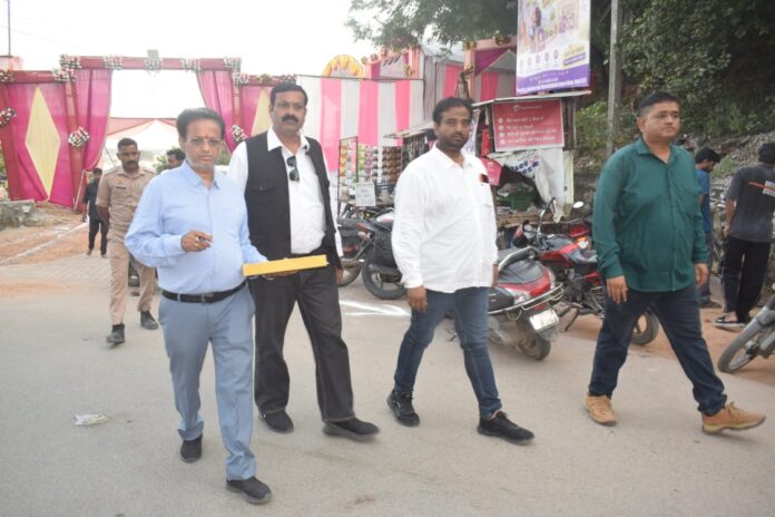 घटना स्थल पर अपराध दृश्य को दोहराते डीजीसी घटना स्थल पर अपराध दृश्य को दोहराते डीजीसी