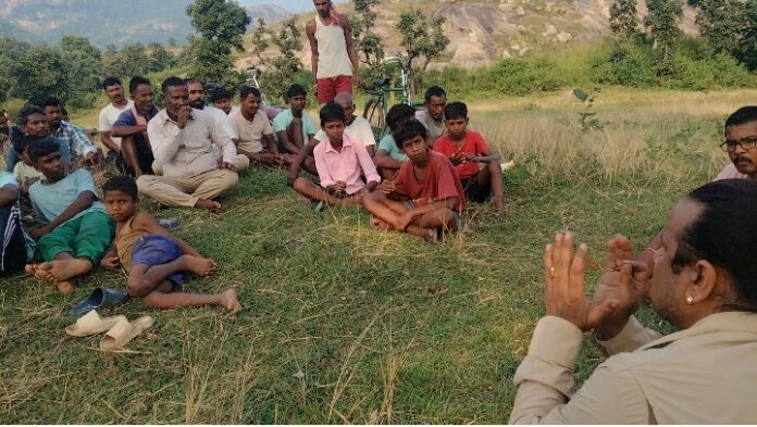 कार्यशाला में मौजूद अभिषेक सहित अन्य ग्रामीण कार्यशाला में मौजूद अभिषेक सहित अन्य ग्रामीण