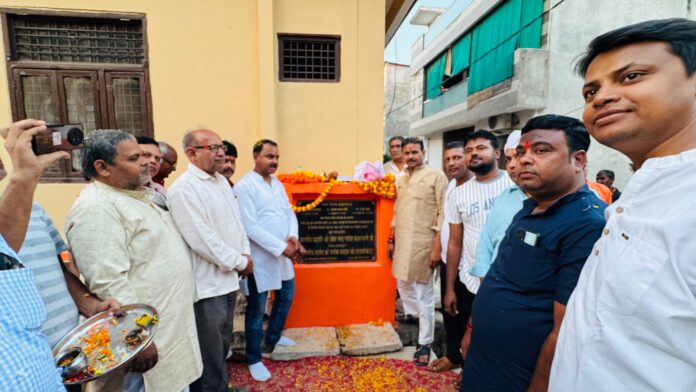महापौर गणेश केसरवानी एवं पदाधिकारियों का छाया चित्र महापौर गणेश केसरवानी एवं पदाधिकारियों का छाया चित्र