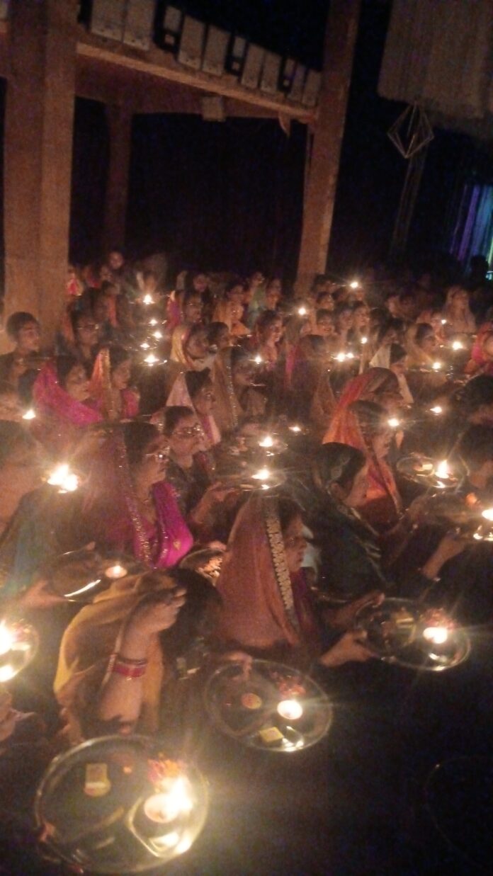 भक्ति पूजा अर्चन करते भक्ति पूजा अर्चन करते