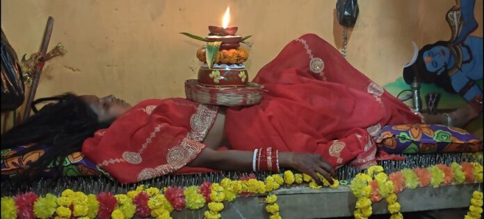 कीलों की सेज पर सोकर धारण किया कलश कीलों की सेज पर सोकर धारण किया कलश