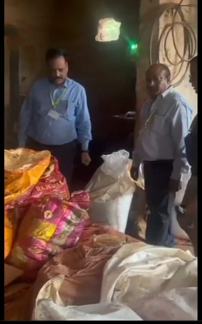 मिलावटी मसाला बनाने वाली फैक्ट्री पर छापेमारी की फोटो मिलावटी मसाला बनाने वाली फैक्ट्री पर छापेमारी की फोटो