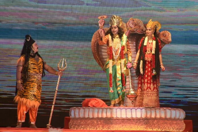 लखनऊ : ऐशबाग की ऐतिहासिक राम लीला का मंचन करते कलाकार
