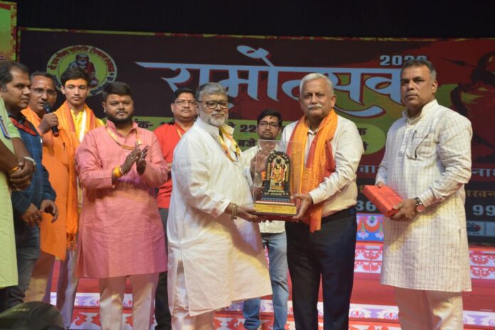 लखनऊ : ऐशबाग की ऐतिहासिक राम लीला का शुभारंभ करते मुख्य अतिथि अवनीश अवस्थी