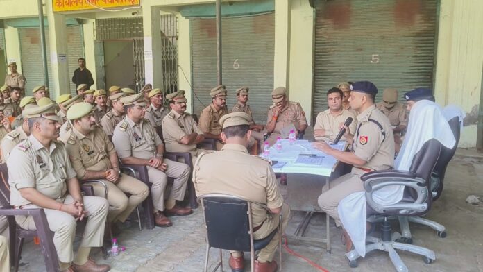 पुलिस ब्रीफिंग के दौरान लिया गया छायाचित्र