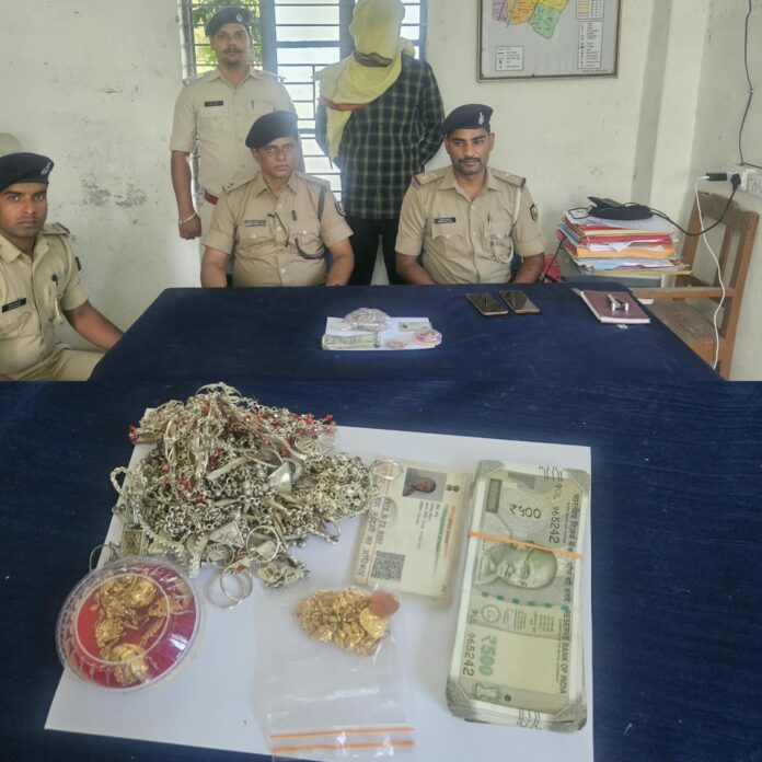 पहाड़कट्टा में गृहभेदन कांड का खुलासा, दो गिरफ्तार, सोने-चांदी के जेवर और 25 हजार रुपये बरामद