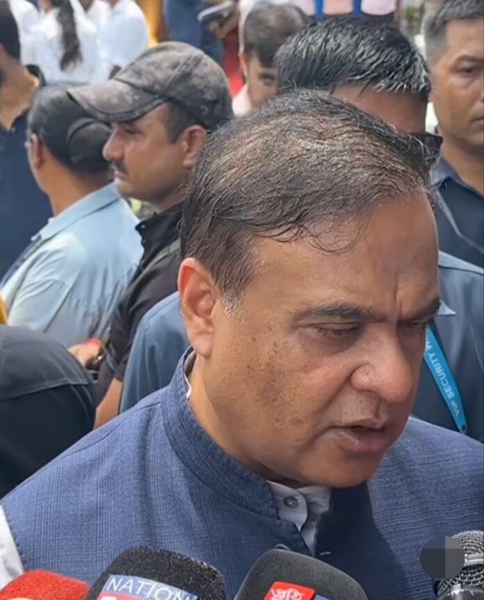 पत्रकारों से बातचीत करते हुए मुख्यमंत्री डॉ हिमंत बिस्व सरमा।