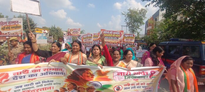 भाजपा महिला मोर्चा की जिला अध्यक्ष रागिनी सिंह और पदाधिकारी ने और राहुल गांधी के खिलाफ किया प्रदर्शन