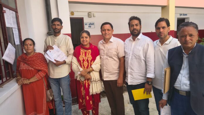 फोटो-12एनटीएच04 नई टिहरी के जिला पंचायत में डीपीसी चुनाव के लिए नामांकन कराते प्रत्याशी।