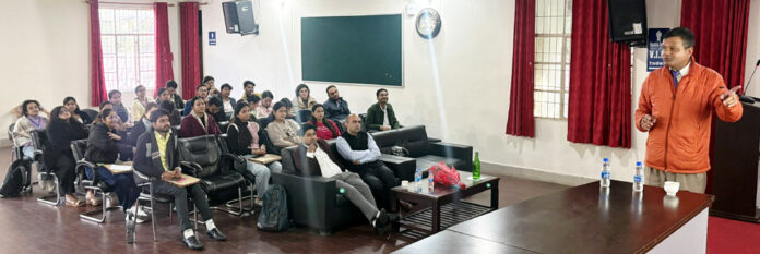 कार्यशाला को संबोधित करते प्रो. ललित तिवारी।