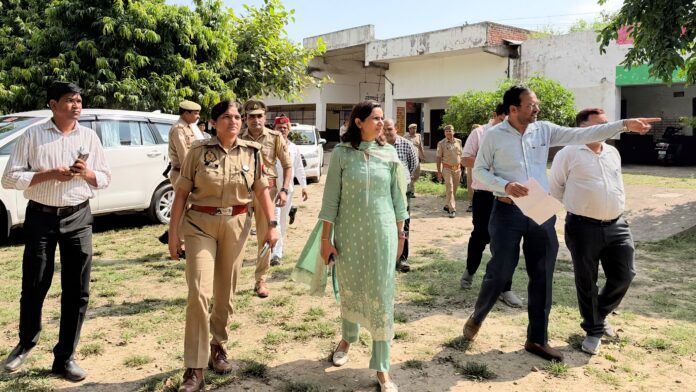 निरीक्षण करती डीएम, एसपी निरीक्षण करती डीएम, एसपी