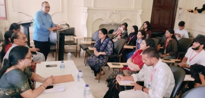 दरभंगा:एलएनएमयू के अंग्रेजी विभाग में आयोजित संगोष्ठी एवं भाषण प्रतियोगिता में शामिल शिक्षक और विद्यार्थी।
