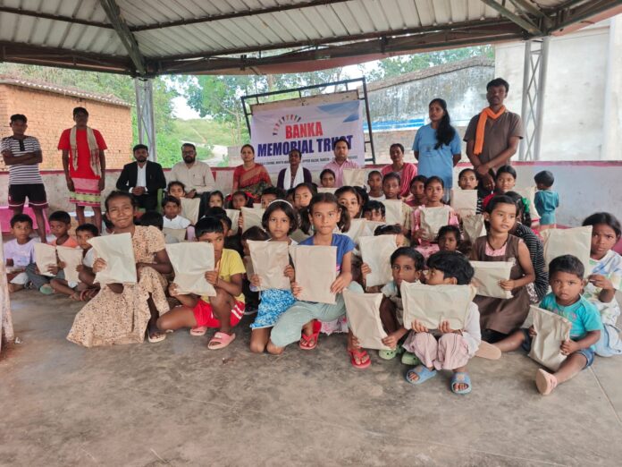 शिक्षण सामग्री वितरण करने के दौरान दीपक बंका सहित अन्य शिक्षण सामग्री वितरण करने के दौरान दीपक बंका सहित अन्य