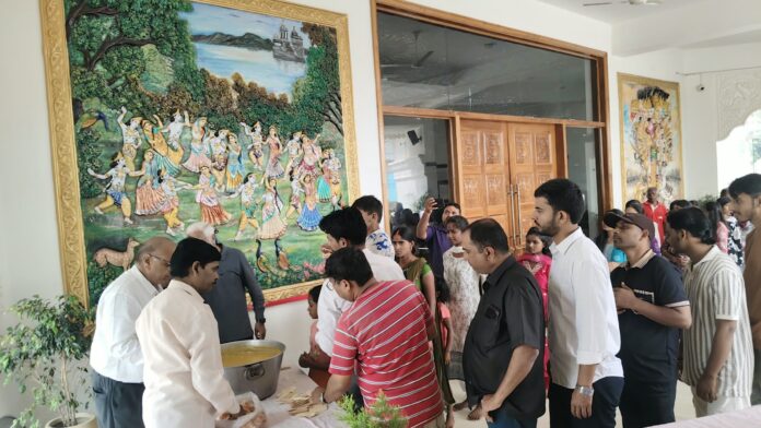 महाप्रसाद ग्रहण करते श्रद्धालूओं सहित अन्य