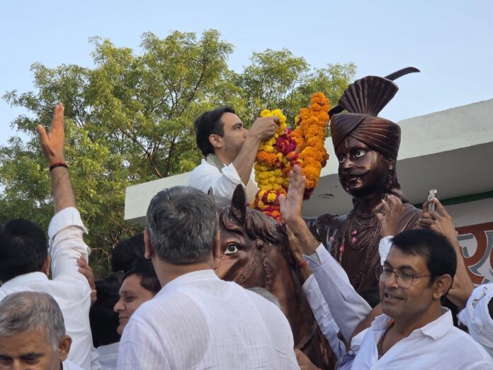 NCERT में वीर गोकुला जाट की वीरगाथा शामिल होने से उत्साहित जयंत चौधरी बिसावर पहुंचे, प्रतिमा पर किया माल्यार्पण NCERT में वीर गोकुला जाट की वीरगाथा शामिल होने से उत्साहित जयंत चौधरी बिसावर पहुंचे, प्रतिमा पर किया माल्यार्पण