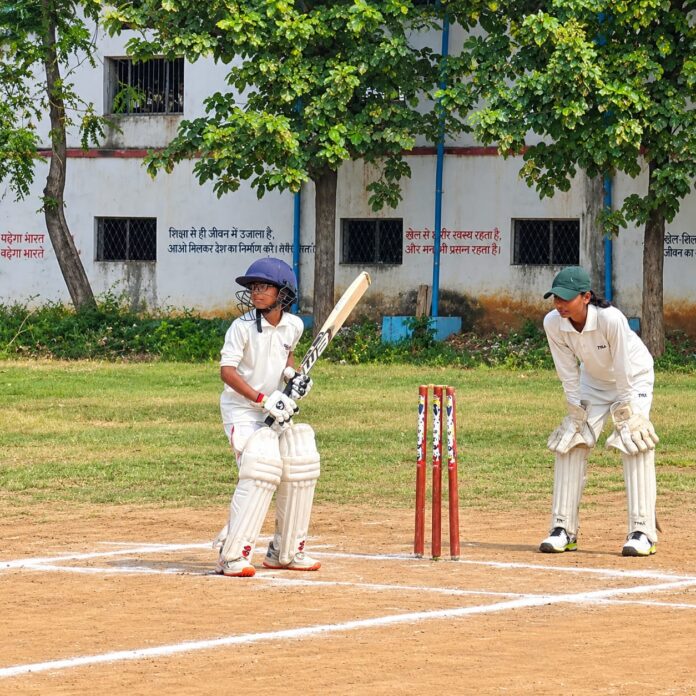 क्रिकेट टूर्नामेंट खेलती अनन्या। क्रिकेट टूर्नामेंट खेलती अनन्या।