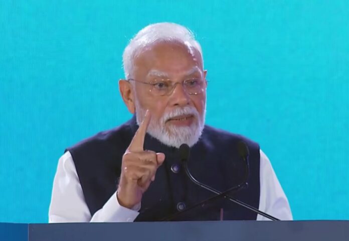 प्रधानमंत्री कार्यक्रम को संबोधित करते हुए प्रधानमंत्री कार्यक्रम को संबोधित करते हुए