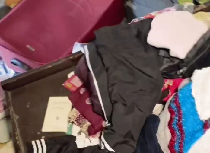 चोरी की वारदात के बाद घर में बिखरा पड़ा सामान चोरी की वारदात के बाद घर में बिखरा पड़ा सामान