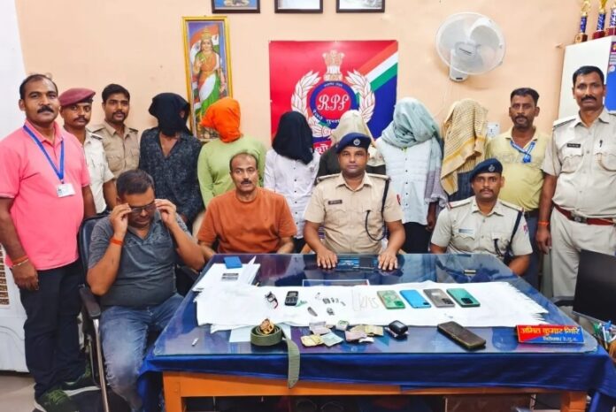 जानकारी देते रेल पुलिस