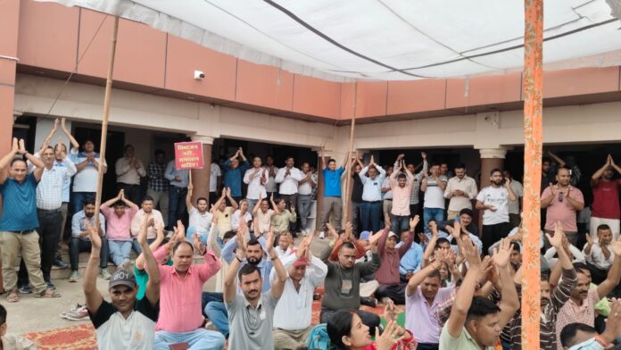 फोटो-13एनटीएच04 लंबगांव में मांगों को लेकर धरना-प्रदर्शन करते साधन सहकारी समितियों के कर्मचारी।