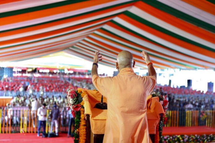 बरेली में जनसभा के दौरान जनता का अभिवादन करते मुख्यमंत्री योगी आदित्यनाथ। बरेली में जनसभा के दौरान जनता का अभिवादन करते मुख्यमंत्री योगी आदित्यनाथ।