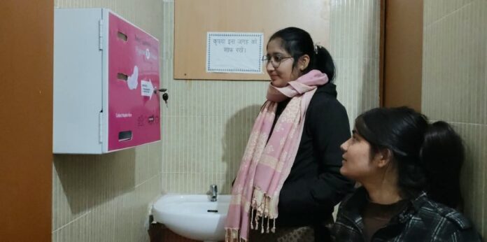 फोटो-13एनटीएच07 टिहरी जिले में इस तरह स्थापित की गई हैं सेनेटरी पैड वेंडिंग मशीन।