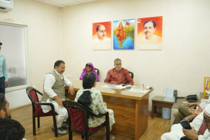 भाजपा प्रदेश कार्यालय में मंत्री प्रहलाद पटेल और राधा सिंह ने सुनीं कार्यकर्ताओं की समस्याएं भाजपा प्रदेश कार्यालय में मंत्री प्रहलाद पटेल और राधा सिंह ने सुनीं कार्यकर्ताओं की समस्याएं
