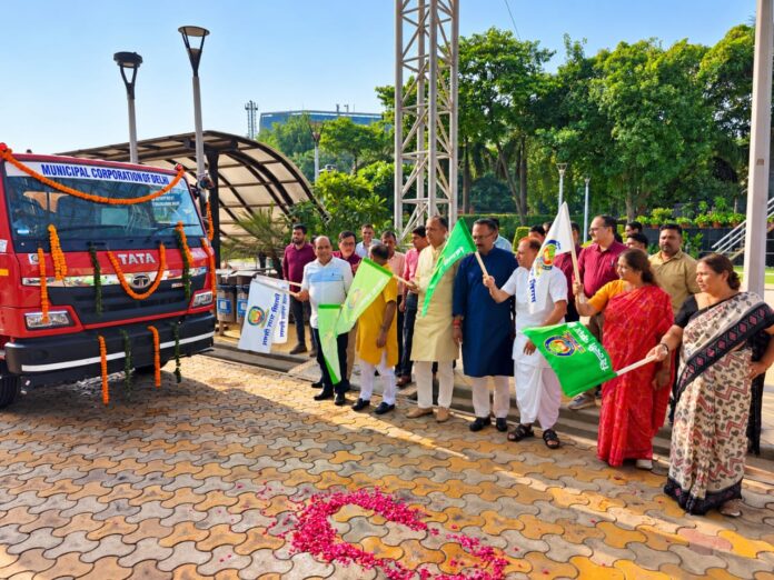 दिल्ली के महापौर प्रवेश वाही 12 मल्टी-पर्पज वाहनों को हरी झंडी दिखाते हुए। दिल्ली के महापौर प्रवेश वाही 12 मल्टी-पर्पज वाहनों को हरी झंडी दिखाते हुए।