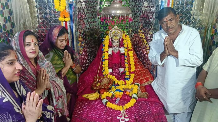 अलवर. मंदिर में पूजा अर्चना करती मैयर और पार्षद.