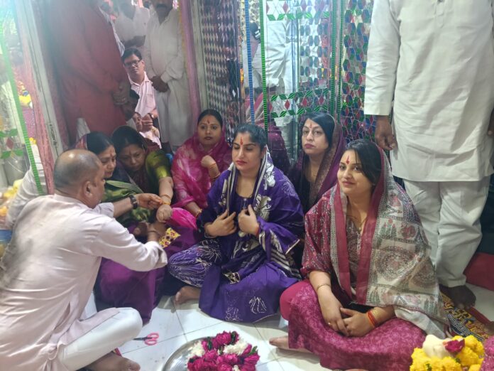 अलवर. मंदिर मर पूजा करती मैयर व अन्य.