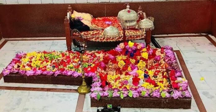 दरभंगा:नवादा स्थित हयहट्ट देवी मंदिर में सिंहासन पूजा की अनूठी परंपरा का निर्वहन करते श्रद्धालु।