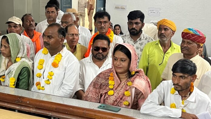 पूर्व सांसद की बहु नामांकन दाखिल करते हुए पूर्व सांसद की बहु नामांकन दाखिल करते हुए