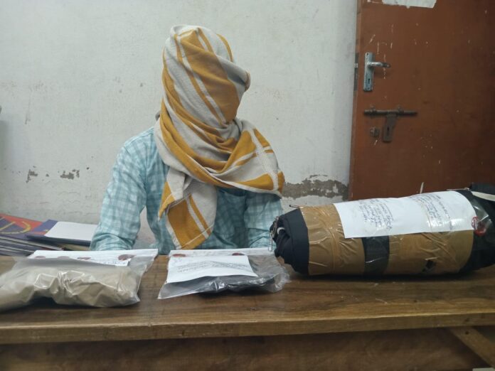 एसटीएफ द्वारा पकड़ा गया आरोपी एसटीएफ द्वारा पकड़ा गया आरोपी