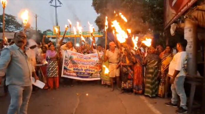 मशाल जुलूस निकालते नगर निगम के सफाई कर्मी मशाल जुलूस निकालते नगर निगम के सफाई कर्मी