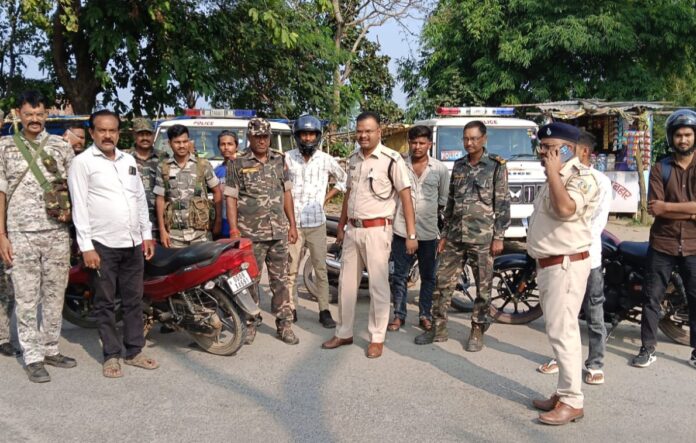 वाहन जांच करते पुलिस अधिकारी वाहन जांच करते पुलिस अधिकारी