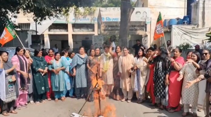 भाजपा महिला मोर्चा कार्यकर्ता प्रदर्शन करते हुए