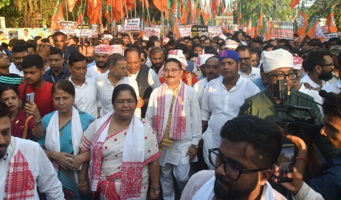 असम प्रदेश भारतीय जनता पार्टी (भाजपा) की ओर से बुधवार को कांग्रेस और इंडी गठबंधन पर भारत विरोधी ताकतों के साथ मिलकर राष्ट्रविरोधी गतिविधियों में शामिल होने का आरोप लगाते हुए राज्य के तीन प्रमुख शहरों गुवाहाटी, जोरहाट और सिलचर में आयोजित जन जागरण रैली असम प्रदेश भारतीय जनता पार्टी (भाजपा) की ओर से बुधवार को कांग्रेस और इंडी गठबंधन पर भारत विरोधी ताकतों के साथ मिलकर राष्ट्रविरोधी गतिविधियों में शामिल होने का आरोप लगाते हुए राज्य के तीन प्रमुख शहरों गुवाहाटी, जोरहाट और सिलचर में आयोजित जन जागरण रैली