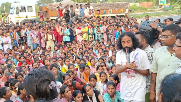 धरना प्रदर्शन में जुटी महिलाएं, देवेन्द्रनाथ महतो सहित अन्य धरना प्रदर्शन में जुटी महिलाएं, देवेन्द्रनाथ महतो सहित अन्य