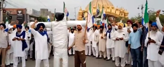 अमृतसर में किसान मुख्यमंत्री का पुतला फूंकते हुए