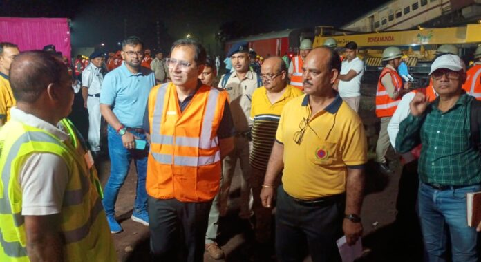 मॉक ड्रिल के दौरान सिविल डिफेंस इंस्पेक्टर संतोष कुमार और मंडल रेल प्रबंधक तरुण हुरिया सहित अन्य मॉक ड्रिल के दौरान सिविल डिफेंस इंस्पेक्टर संतोष कुमार और मंडल रेल प्रबंधक तरुण हुरिया सहित अन्य