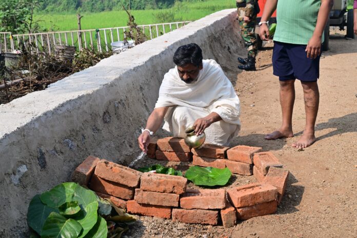 मुख्यमंत्री श्राद्धकर्म की रस्में करते हुए मुख्यमंत्री श्राद्धकर्म की रस्में करते हुए