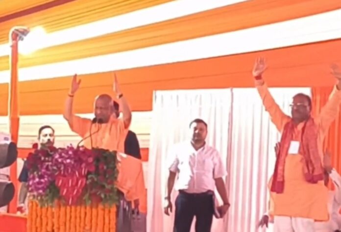जनसभा को संबोधित करते मुख्यमंत्री योगी आदित्यनाथ जनसभा को संबोधित करते मुख्यमंत्री योगी आदित्यनाथ