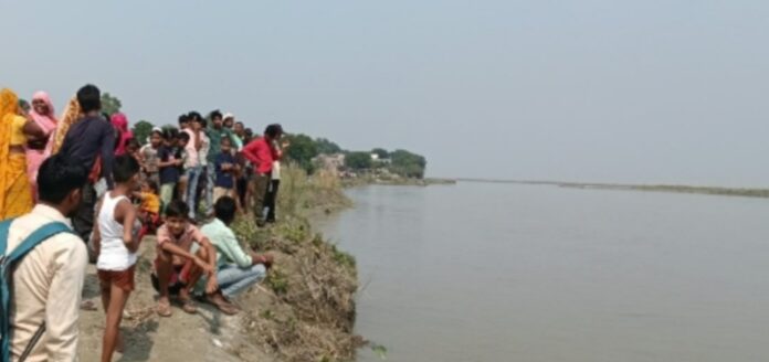 गंगा तट पर लगी भीड़