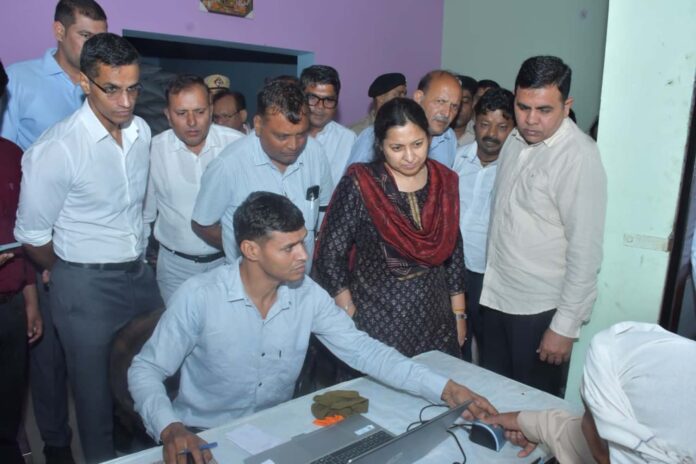 गुरुग्राम की जाटौली मंडी में दौरे के दौरान जांच-पड़ताल करतीं गुरुग्राम जिला की प्रशासकीय सचिव आशिमा बराड़। गुरुग्राम की जाटौली मंडी में दौरे के दौरान जांच-पड़ताल करतीं गुरुग्राम जिला की प्रशासकीय सचिव आशिमा बराड़।