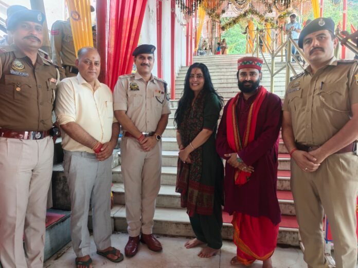 ज्वालाजी मंदिर में पंहुची डीआईजी सौम्या और पुजारी।