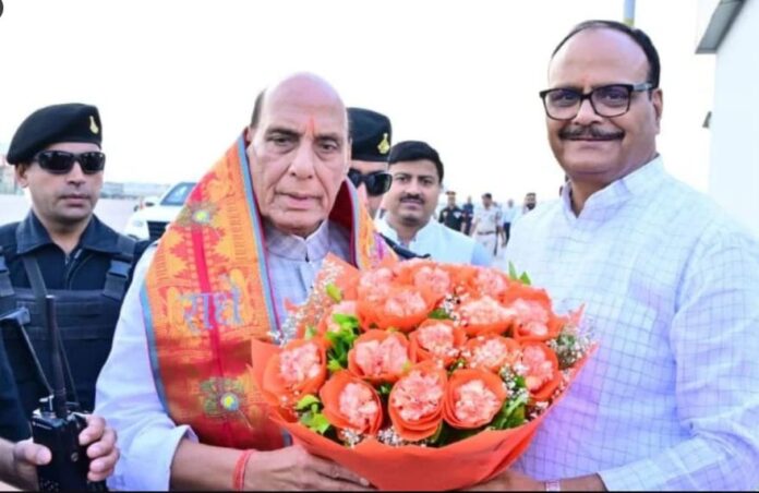 राजनाथ सिंह का स्वागत करते उप मुख्यमंत्री ब्रजेश पाठक