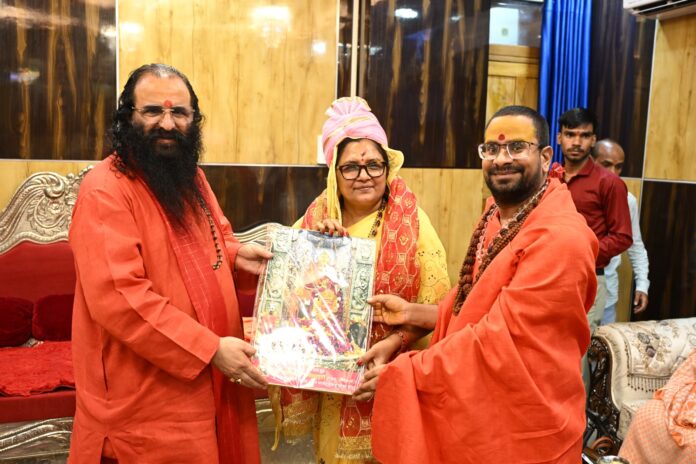 केंद्रीय राज्य मंत्री का स्वागत करते हुए श्री महंत रवींद्र पुरी केंद्रीय राज्य मंत्री का स्वागत करते हुए श्री महंत रवींद्र पुरी