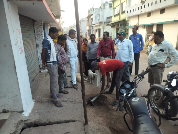 कार्रवाई करती हुई नगर निगम की टीम।